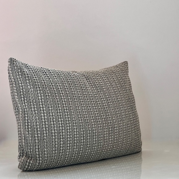 POTTERY BARN LUMBAR TEXTURED 16 X 26 INCHES NWOT - Picture 4 of 7